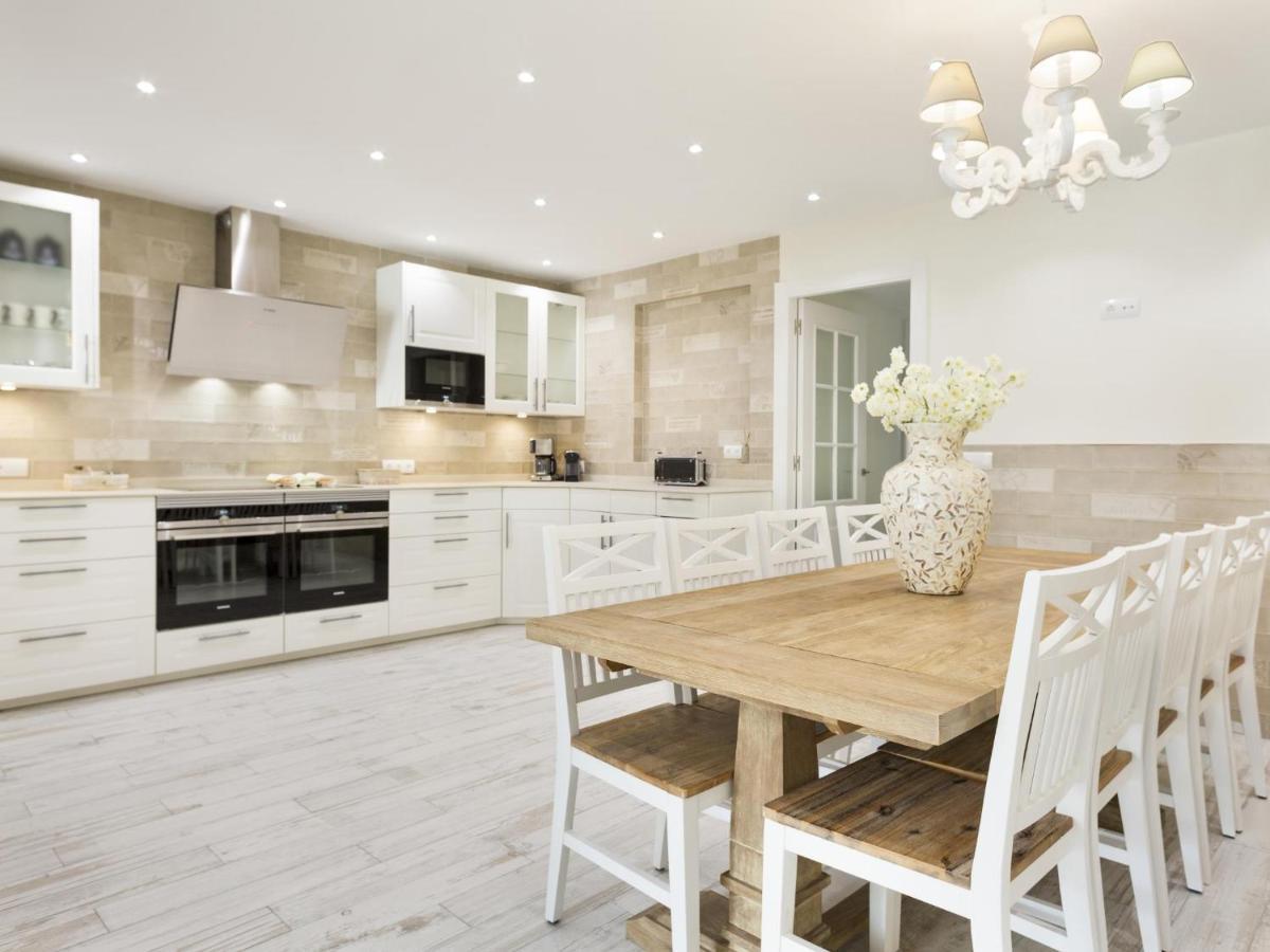 Spaces Mediterranean 5 Bedrooms, 4 Bathrooms, 75m2 Terrace, Centre Sitges- Sleeps 11 Leilighet *