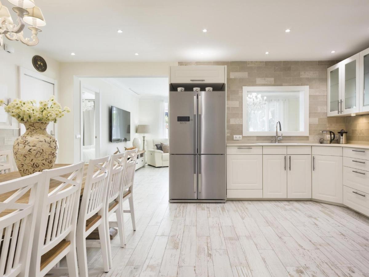 Spaces Mediterranean 5 Bedrooms, 4 Bathrooms, 75m2 Terrace, Centre Sitges- Sleeps 11 Leilighet *
